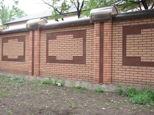 Фотография забора облицованного плиткой Литос