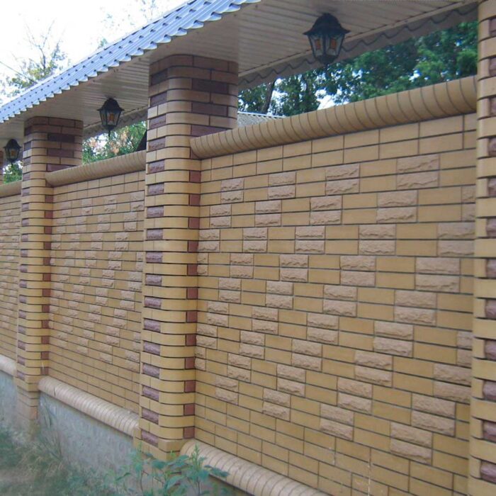 Фото фасонный кирпич Литос в заборе
