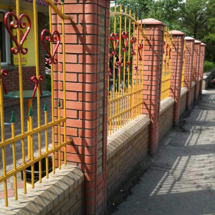 Фото забор из фасонного кирпича Литос